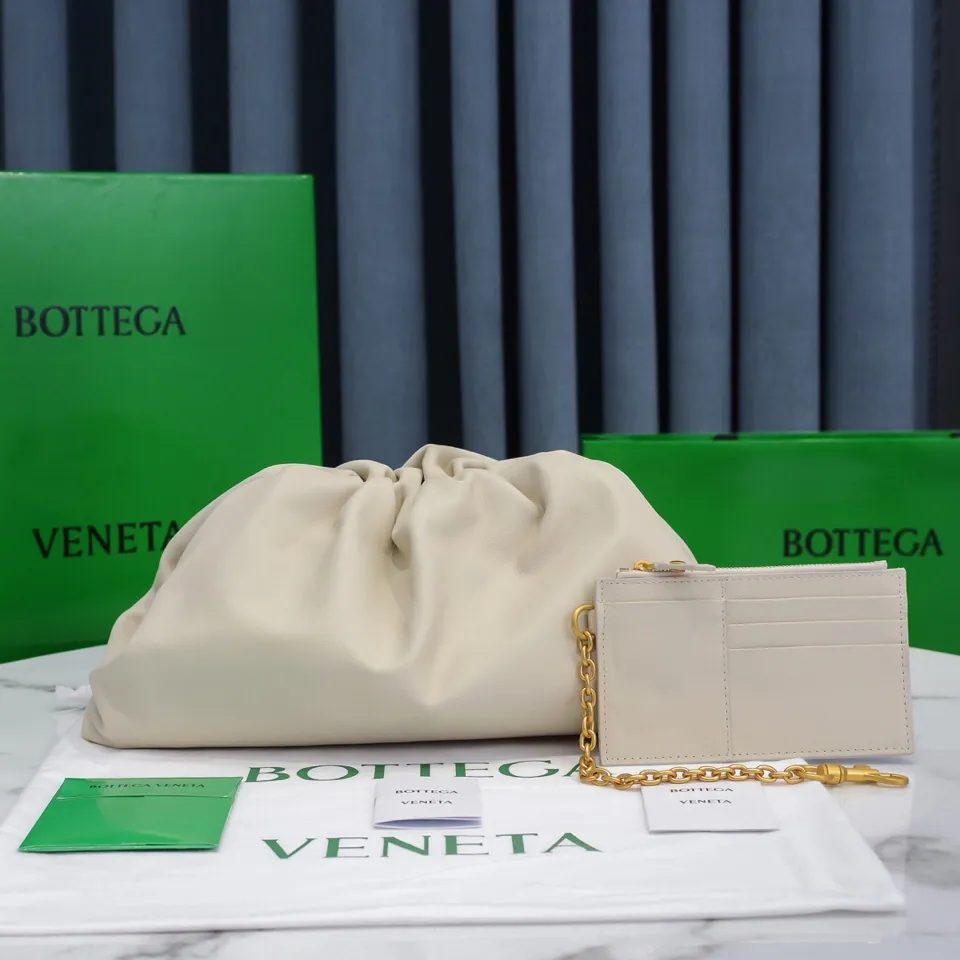 Batch 1660 Bottega Veneta cloud bag ☁️POUCH series original plain calfskin, super low-key and attractive, soft and casual, major Internet celebrity bloggers are crazy about calling it fashionable and classy, ​​lazy and intellectual Large size: 38x20x8.5cm (large cloud plain) off-white